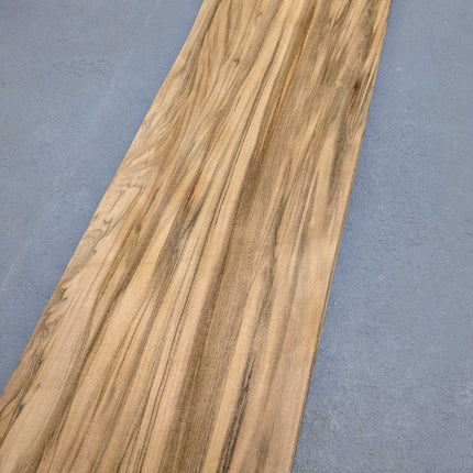 Detail van Red gum (satijnnoten) houtfineer met vloeiende nerfstructuur, los vel van 140x17 cm voor creatieve houtprojecten.