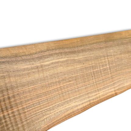 Langwerpig vel naturel walnoot fineer zonder backing, geschikt voor marqueterie en creatieve houtbewerking.