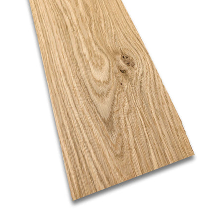 Eiken rustiek houtfineer 170 x 14 cm met natuurlijke nerfstructuur en noesten. Ideaal voor meubelbekleding of restauratieprojecten.