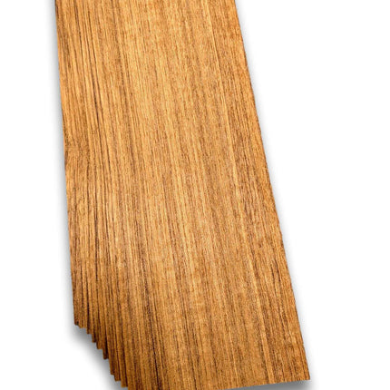 Bundel van 23 vellen naturel teak houtfineer van 180 x 11 cm, geschikt voor meubelbekleding en restauratieprojecten.