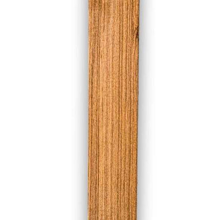 Detail van een strook teak houtfineer met natuurlijke nerfstructuur, onderdeel van een bundel van 23 vellen voor creatieve toepassingen.