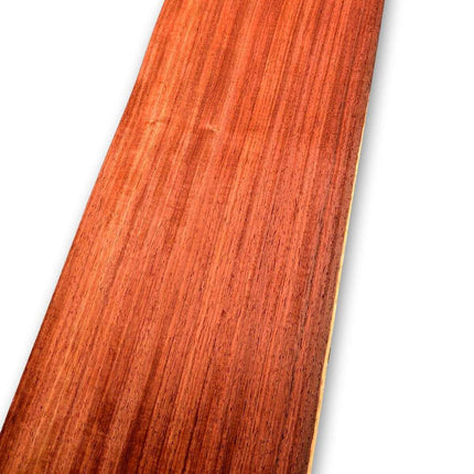 Natuurlijk padoek fineervel 214 x 24 cm zonder backing, met glad oppervlak en rechte houtnerf. Perfect voor renovatie of kunstprojecten.