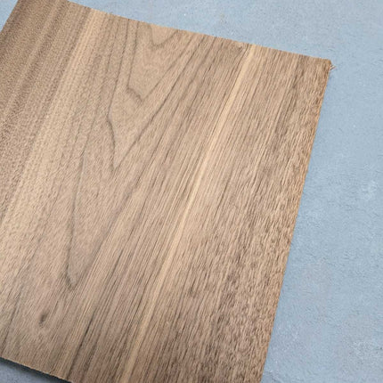 Detail van een vel walnoot sperfineer 2,4 mm dik, 28 x 20 cm, met natuurlijke houtnerf. Perfect voor creatieve en ambachtelijke toepassingen.