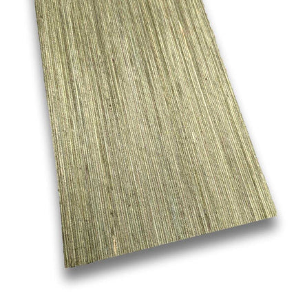 Groen designfineer vel 42 x 14 cm met verticale nerfstructuur, geverfd en onbehandeld berkenhout voor meubelbekleding of restauratie.