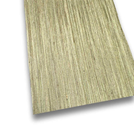 Groen designfineer vel 70x18 cm met verticale houtnerfstructuur, geverfd en onbehandeld voor meubelbekleding of restauratieprojecten.